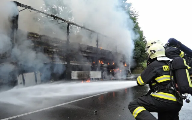 Škoda jde do milionů. Na rychlostce shořel kamion plný piva. Foto: HZSLK