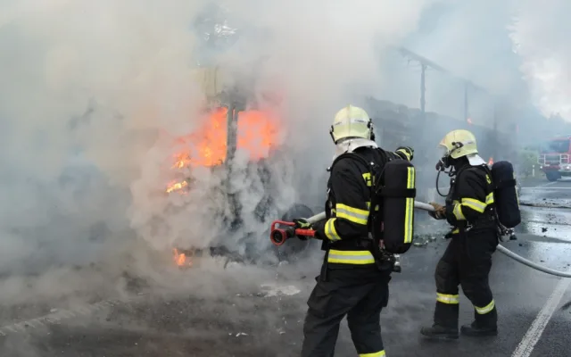 Škoda jde do milionů. Na rychlostce shořel kamion plný piva. Foto: HZSLK