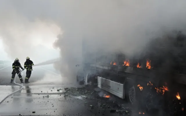 Škoda jde do milionů. Na rychlostce shořel kamion plný piva. Foto: HZSLK