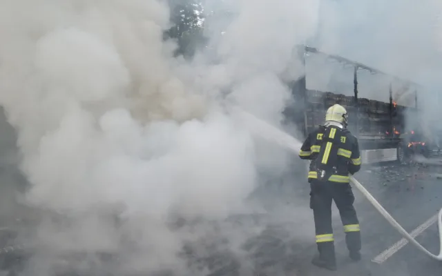 Škoda jde do milionů. Na rychlostce shořel kamion plný piva. Foto: HZSLK