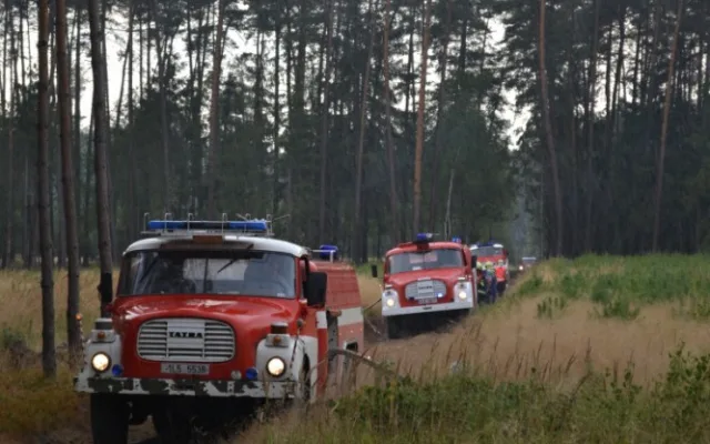 Požár lesa u Bezdězu se podařilo v noci uhasit. Foto: HZSLK
