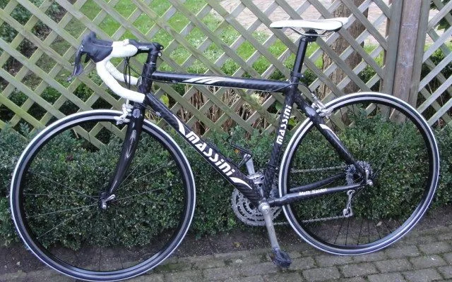 závodní silniční kolo MASSINI, černé barvy, hmotnost 7,6 kg, karbonový rám i vidlice, výška 50 cm, 10 rychlostní zařízení Campagnolo Centaur, nové sedlo