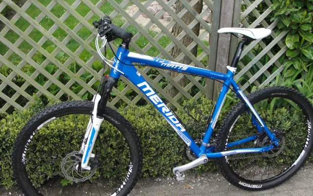 pánské jízdní horské kolo MERIDA MATTS TFS100, modré barvy, kotoučové brzdy, pružná vidlice, osazení Shimano SFI, velikost rámu 20, pořízeno v roce 2012