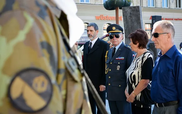 U pomníčku, který připomíná právě začátek okupace Československa, se ve čtvrtek sešly na dvě stovky lidí. „Sám patřím ke generaci, která 21. srpen 1968 nezažila, ale běhá mi mráz po zádech, když si uvědomím, že před sedmačtyřiceti lety Libercem projížděly