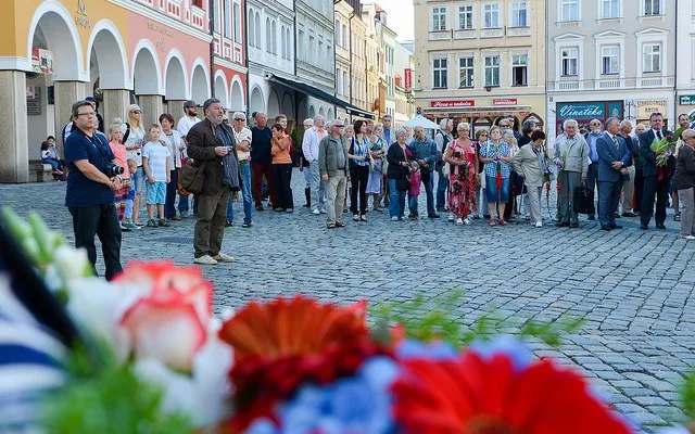 U pomníčku, který připomíná právě začátek okupace Československa, se ve čtvrtek sešly na dvě stovky lidí. „Sám patřím ke generaci, která 21. srpen 1968 nezažila, ale běhá mi mráz po zádech, když si uvědomím, že před sedmačtyřiceti lety Libercem projížděly