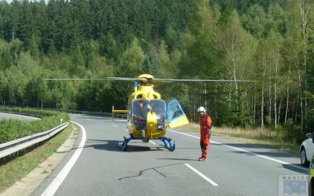 Silnici na Liberec blokovala nehoda. Dvě auta skončila v lese. Foto: Hasiči Hrádek nad Nisou
