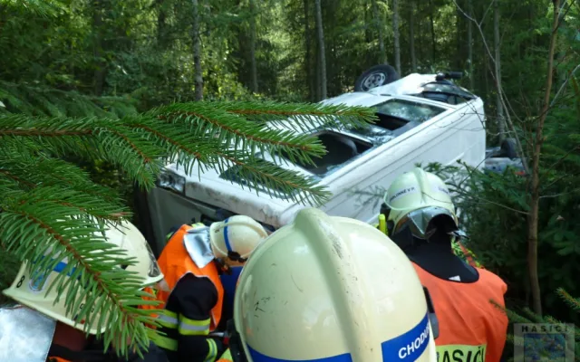 Silnici na Liberec blokovala nehoda. Dvě auta skončila v lese. Foto: Hasiči Hrádek nad Nisou