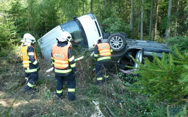 Silnici na Liberec blokovala nehoda. Dvě auta skončila v lese. Foto: Hasiči Hrádek nad Nisou