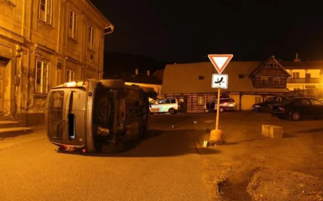 Řidička ujela od nehody, o kus dál převrátila auto na bok. Foto: Policie ČR