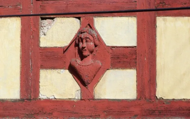 Vyřezávané poprsí skončilo pod fasádou. Foto: liberec-reichenberg.net