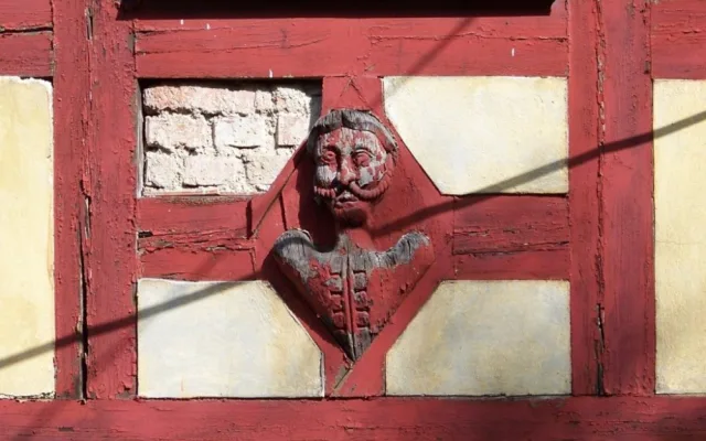 Vyřezávané poprsí skončilo pod fasádou. Foto: liberec-reichenberg.net