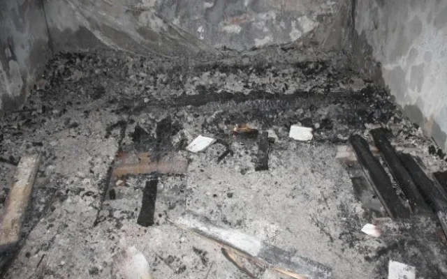 Kdosi o víkendu zapálil železniční zastávku v Oldřichově. Foto: Policie ČR