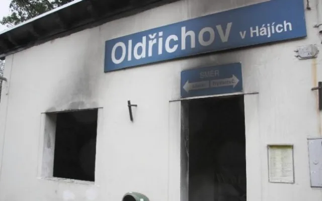 Kdosi o víkendu zapálil železniční zastávku v Oldřichově. Foto: Policie ČR