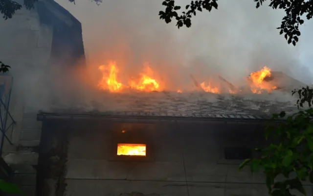 Čtrnáct jednotek hasičů bojovalo s požárem za Ještědem. Foto: HZSLK