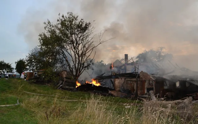 Čtrnáct jednotek hasičů bojovalo s požárem za Ještědem. Foto: HZSLK