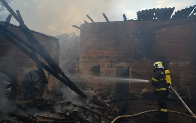 Čtrnáct jednotek hasičů bojovalo s požárem za Ještědem. Foto: HZSLK