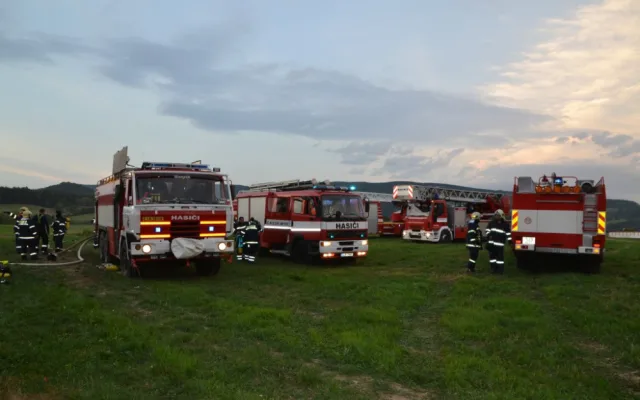 Čtrnáct jednotek hasičů bojovalo s požárem za Ještědem. Foto: HZSLK