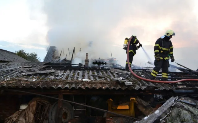 Čtrnáct jednotek hasičů bojovalo s požárem za Ještědem. Foto: HZSLK