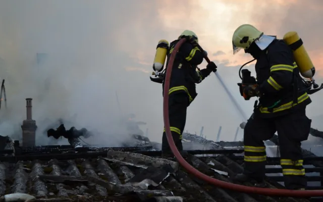 Čtrnáct jednotek hasičů bojovalo s požárem za Ještědem. Foto: HZSLK