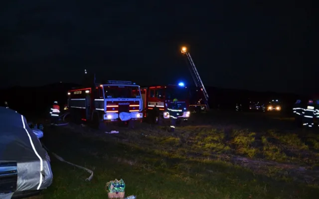 Čtrnáct jednotek hasičů bojovalo s požárem za Ještědem. Foto: HZSLK