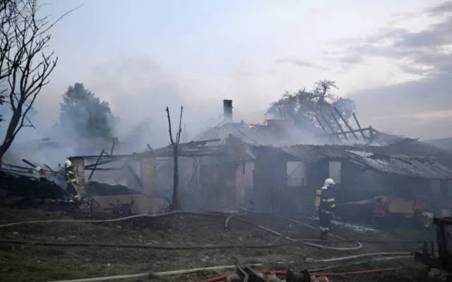 Čtrnáct jednotek hasičů bojovalo s požárem za Ještědem. Foto: HZSLK