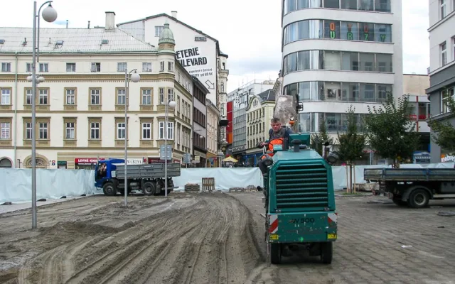 Na Soukenném náměstí se začalo s výměnou "plovoucí" dlažby. Foto: MML