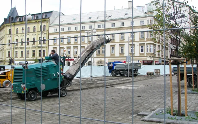 Na Soukenném náměstí se začalo s výměnou "plovoucí" dlažby. Foto: MML