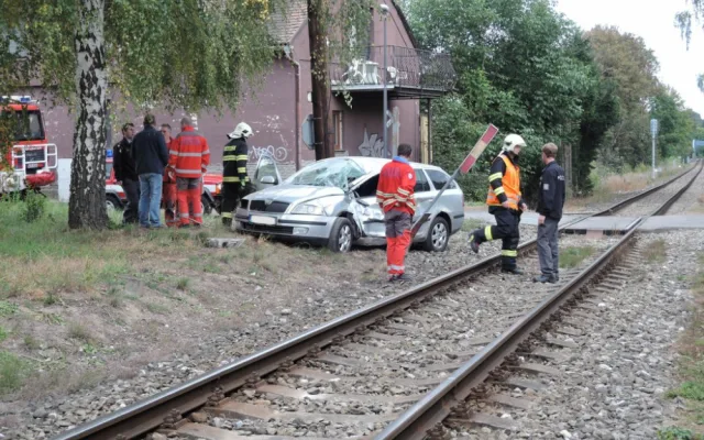 Řidič klikař. Ze střetu s vlakem vyvázl jen s lehkým zraněním. Foto: HZSLK