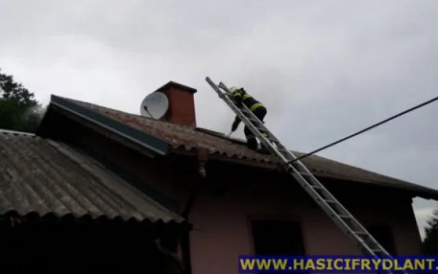 Trám v komíně o víkendu zapálil dům v Minkovicích. Foto: Hasiči Frýdlant