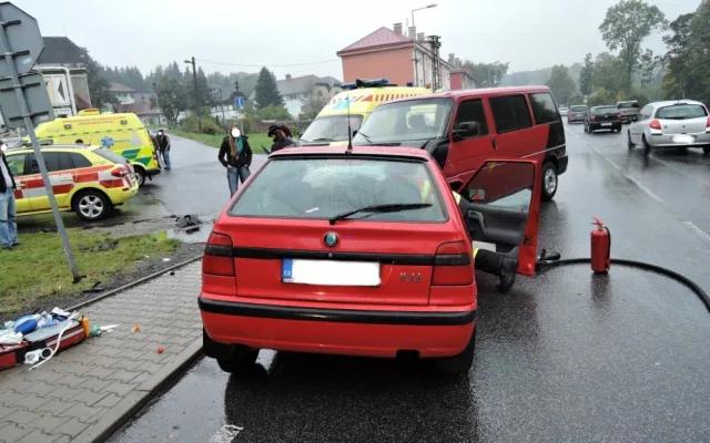 Vážná nehoda na silnici I/14 si vyžádala život seniorky. Foto: HZSLK