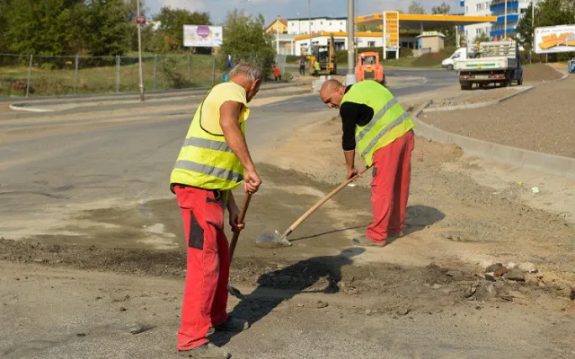 Stavba kruhového objezdu v Rochlici je v plném proudu. Foto: Jan Král