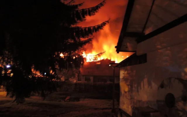 V Nedamově hořel dům, pět lidí uteklo před plameny. Foto: HZSLK