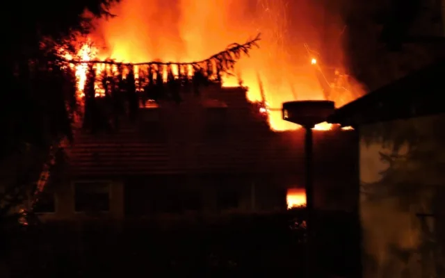 V Nedamově hořel dům, pět lidí uteklo před plameny. Foto: HZSLK