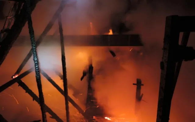 V Nedamově hořel dům, pět lidí uteklo před plameny. Foto: HZSLK