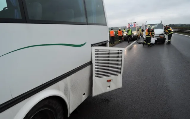 Silnice blokovaly desítky nehod, bouralo se v celém kraji. Foto: HZSLK