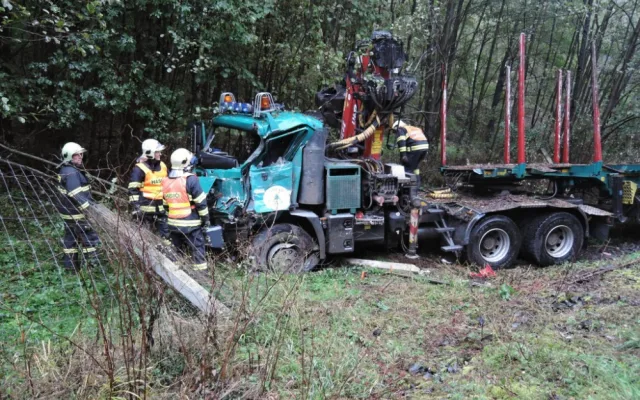 Silnice blokovaly desítky nehod, bouralo se v celém kraji. Foto: HZSLK