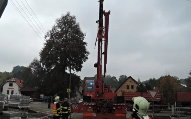 Na Turnovsku hrozil pád trafostanice na silnici