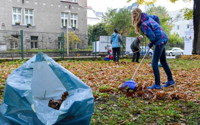 Dobrovolníci se pustili do úklidu zanedbaného pozemku v Komenského ulici
