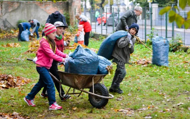 Dobrovolníci se pustili do úklidu zanedbaného pozemku v Komenského ulici