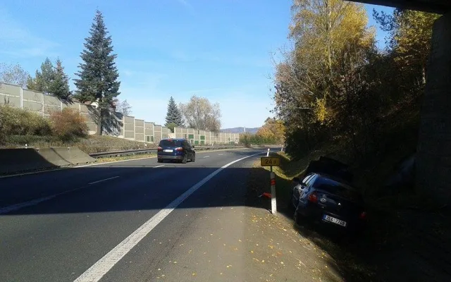 Řidič Thalie havaroval v neděli dopoledne na rychlostce. Přerazil značku a skončil v příkopu
