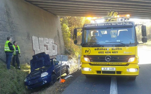 Řidič Thalie havaroval v neděli dopoledne na rychlostce. Přerazil značku a skončil v příkopu