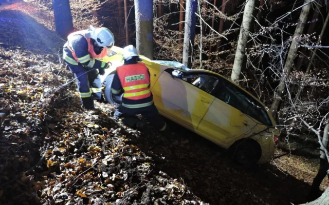 Těžká technika musela večer vyprošťovat auto z lesa. Řidič skončil v nemocnici