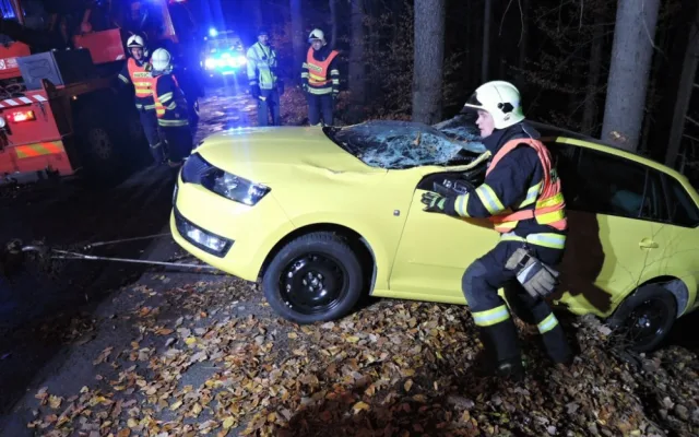 Těžká technika musela večer vyprošťovat auto z lesa. Řidič skončil v nemocnici