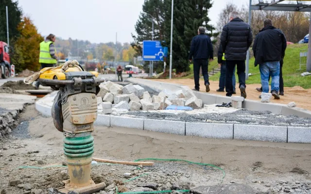 V Dobiášově ulici se začíná rýsovat nový kruhový objezd