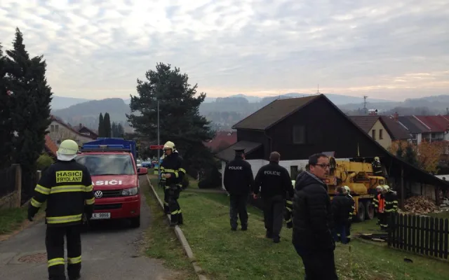 Jeřáb skončil v rodinném domě