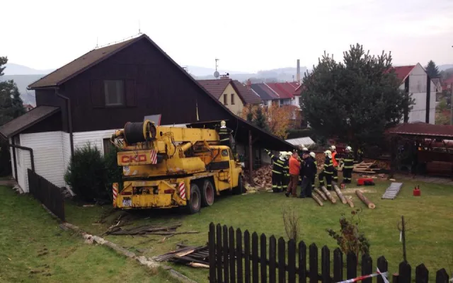 Jeřáb skončil v rodinném domě