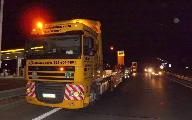 Porouchaná Avie blokovala celé úterní odpoledne silnici na Děčín