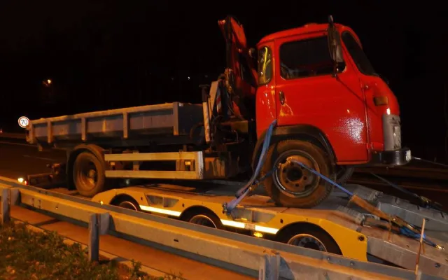 Porouchaná Avie blokovala celé úterní odpoledne silnici na Děčín
