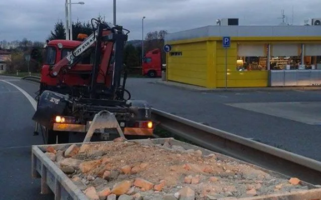 Porouchaná Avie blokovala celé úterní odpoledne silnici na Děčín