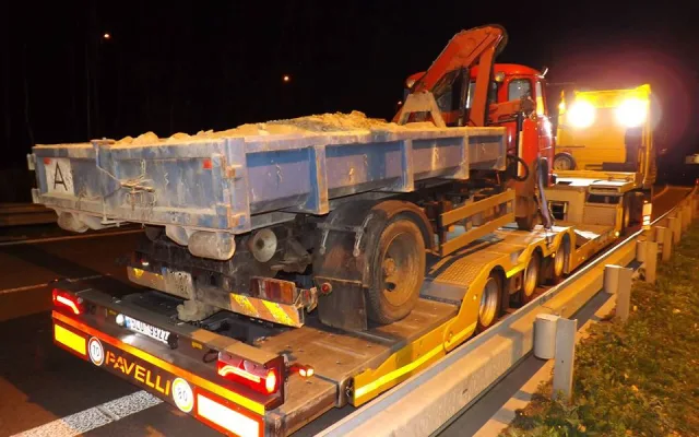 Porouchaná Avie blokovala celé úterní odpoledne silnici na Děčín